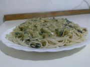 Una foto de spaghetti con marisco