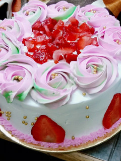 स्ट्रॉबेरी केक(Strawberry cake recipe in hindi) रेसिपी मुख्य फोटो