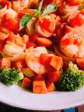 สปาเกตตีกุ้งไส้กรอกซอสมะเขือเทศ