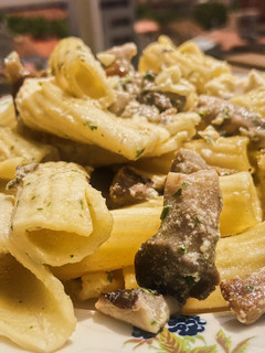 Una foto de Pasta cremosa con setas 🍝