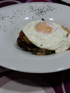 Una foto de Huevos rotos con ibérico y trigueros