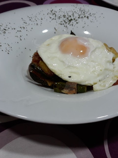 Una foto de Huevos rotos con ibérico y trigueros