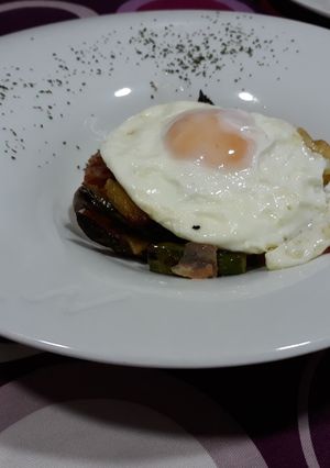 Una foto de Huevos rotos con ibérico y trigueros