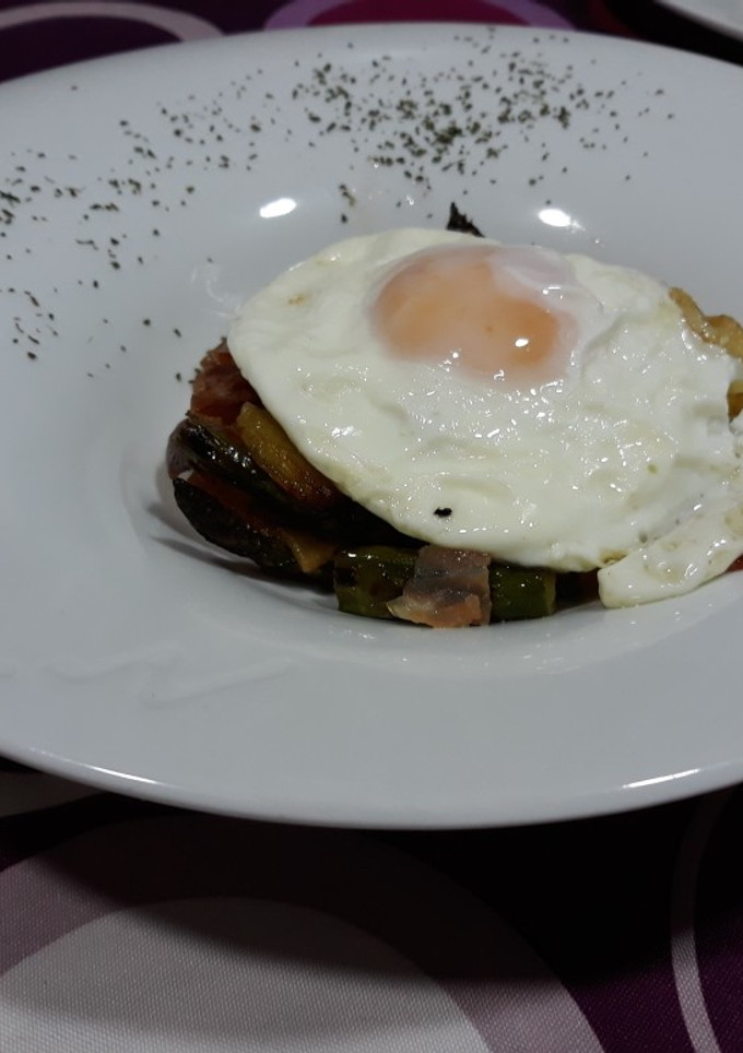 Una foto de Huevos rotos con ibérico y trigueros