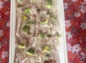 Una foto de Tiradito de Reineta con Salsa de Tomillo e Hinojo