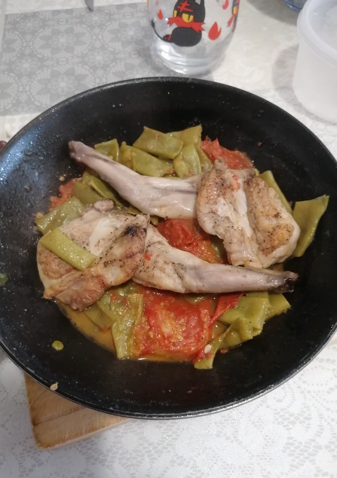 Una foto de 368. Paletillas de Conejo con judía verde y tomate