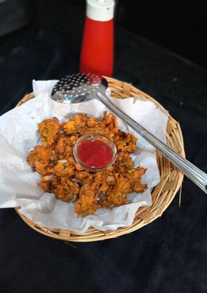 ઓનીયન પકોડા (Onion Pakoda Recipe In Gujarati) રેસીપી મુખ્ય ફોટો