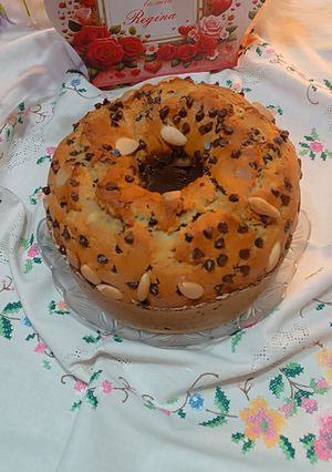 Foto di Ciambellone con ricotta mandorle e gocce di cioccolato