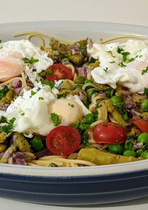 Une photo de Spaghettis printaniers à l'œuf poché