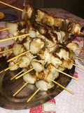 Brochetas de pollo estilo árabe con salsa de yogur