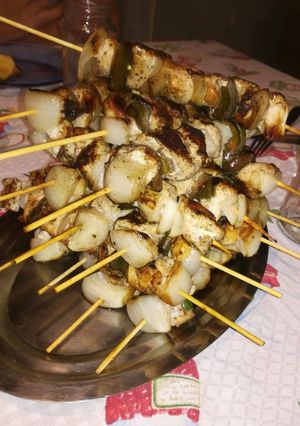 Una foto de Brochetas de pollo estilo árabe con salsa de yogur