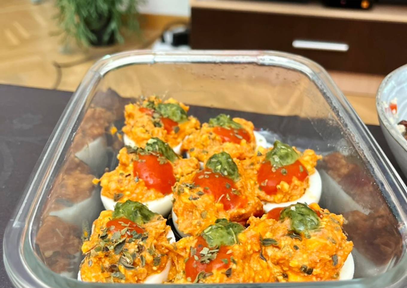 Huevos rellenos de tomate, atún y albahaca con un toque de orégano 🌿