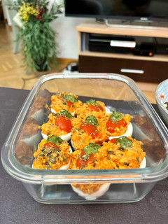 Una foto de Huevos rellenos de tomate, atún y albahaca con un toque de orégano 🌿