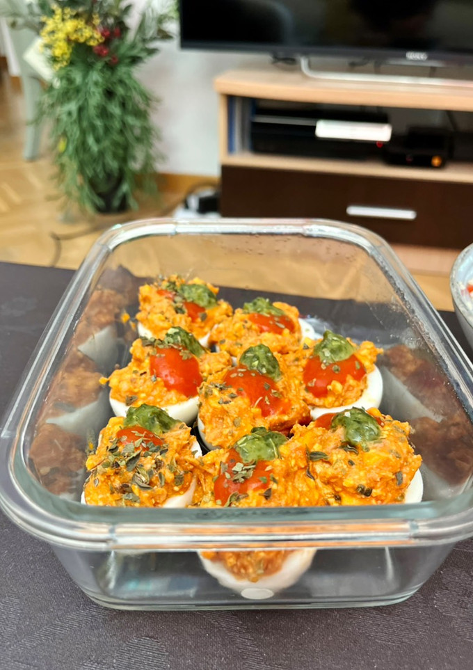 Una foto de Huevos rellenos de tomate, atún y albahaca con un toque de orégano 🌿