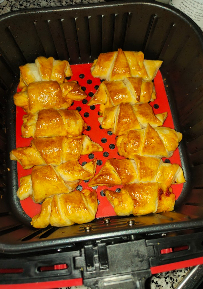 Una foto de Croissant de sobrasada y queso y de jamón y queso en airfryer