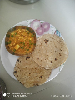 A picture of Matar paneer masala.