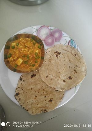 A picture of Matar paneer masala.