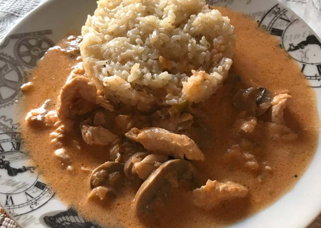 Pollo con champiñones a la cerveza y arroz.<br />🐓 🍄 🍺 🍚