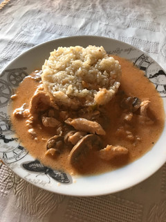 Una foto de Pollo con champiñones a la cerveza y arroz.🐓 🍄 🍺 🍚