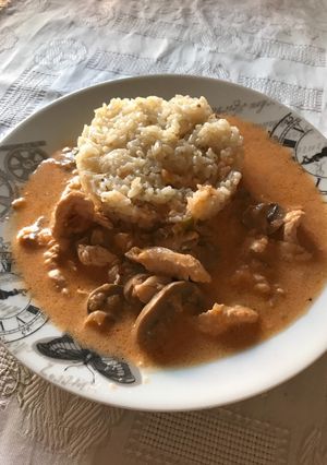 Una foto de Pollo con champiñones a la cerveza y arroz.🐓 🍄 🍺 🍚