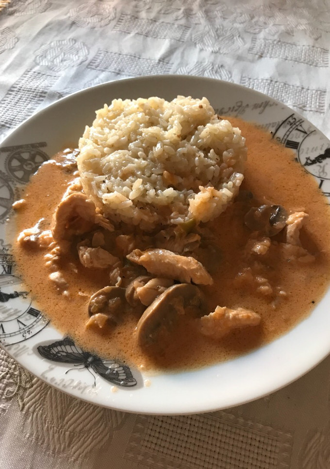 Una foto de Pollo con champiñones a la cerveza y arroz.🐓 🍄 🍺 🍚