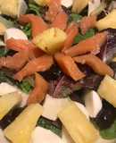 Dos ensaladas con salmón
