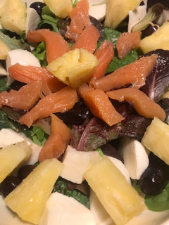 Una foto de Dos ensaladas con salmón