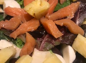 Una foto de Dos ensaladas con salmón