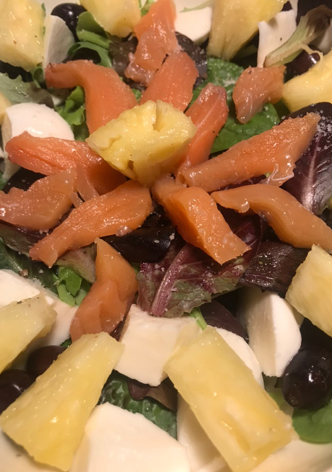 Una foto de Dos ensaladas con salmón