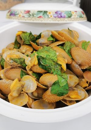 รูปของ ผัดหอยลายน้ำพริกเผา (Thai Fried Clams with Roasted Chilli Paste)