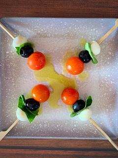 Una foto de Brocheta caprese con oliva negra