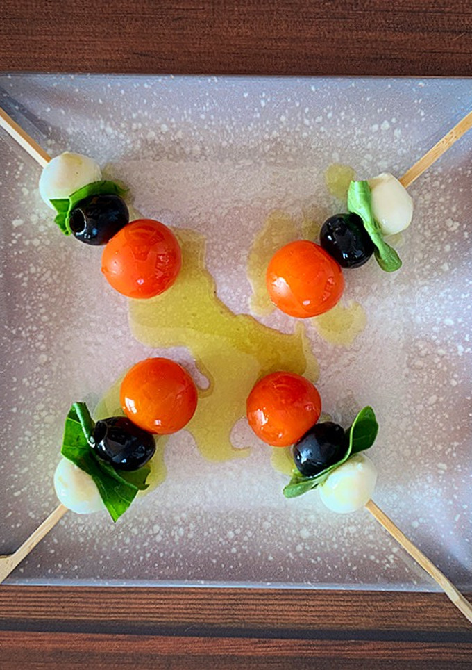 Una foto de Brocheta caprese con oliva negra