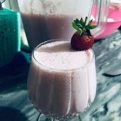 A picture of Strawberry shake.