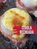 Cebola recheada com carne e queijo e enrolada com bacon