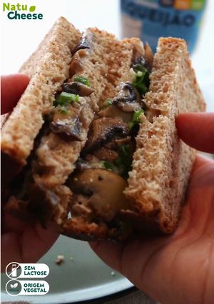 Foto de Sanduíche de Cogumelos com Requeijão Vegetal NatuCheese