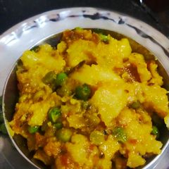 A picture of Aloo matar.