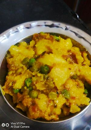 A picture of Aloo matar.