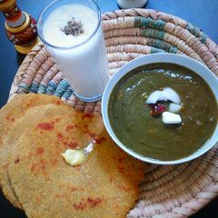 A picture of Makki ki roti Sarso da saag.