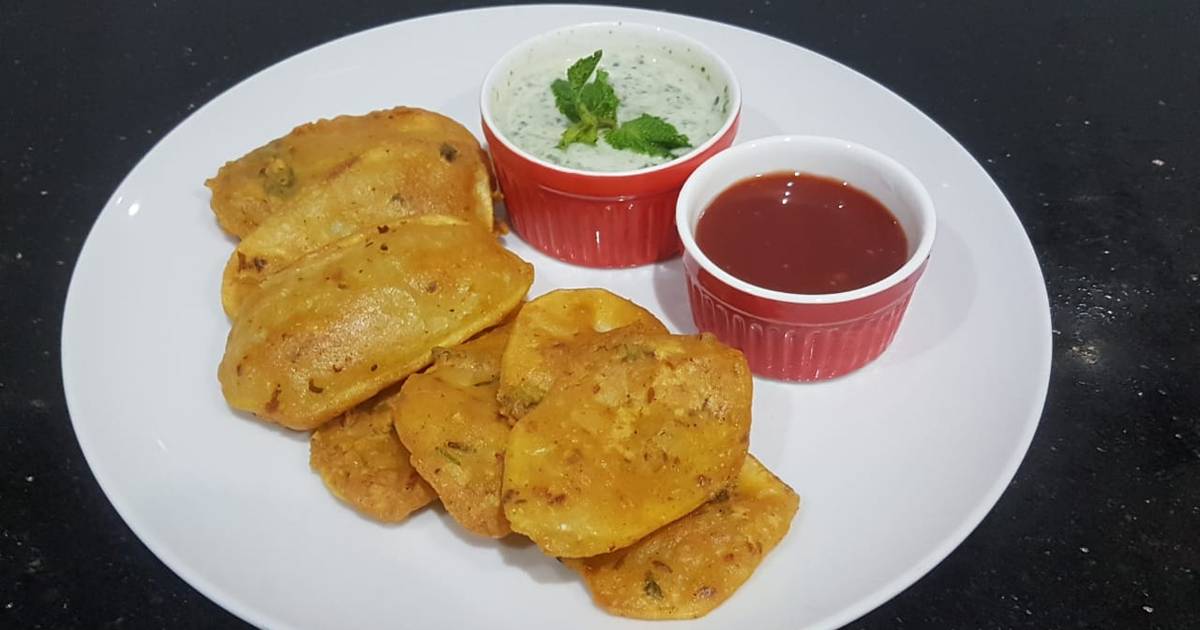 Crispy Aaloo Pakoray Recipe By Humaira Saleem Cookpad