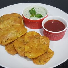 A picture of Crispy Aaloo pakoray.