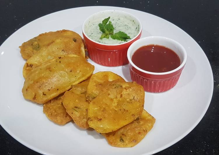 Step-by-Step Guide to Make Super Quick Homemade Crispy Aaloo pakoray