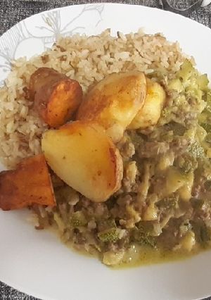 Una foto de Guiso de zapallito y papitas doradas