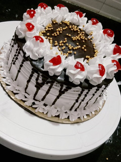 ब्लैक फारेस्ट केक (black forest Cake recipe In Hindi) रेसिपी मुख्य फोटो