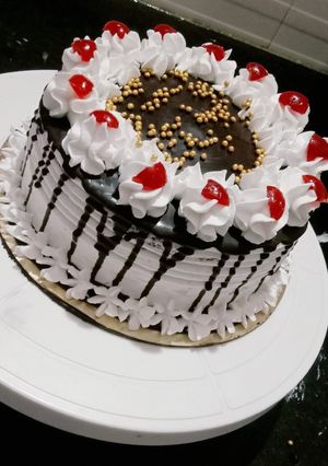 ब्लैक फारेस्ट केक (black forest Cake recipe In Hindi) रेसिपी मुख्य फोटो