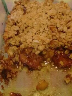 Una foto de Crumble de plátanos pícaros y manzana.ॐ