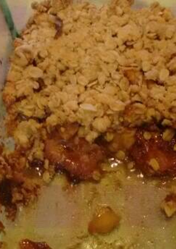 Una foto de Crumble de plátanos pícaros y manzana.ॐ