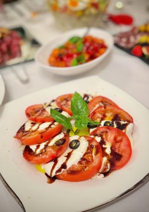 A picture of Tomato mozzarella salad 🍅.