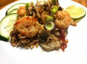 Una foto de wok de langostinos
