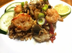 Una foto de Arroz Frito con Langostinos al Estilo Tailandés