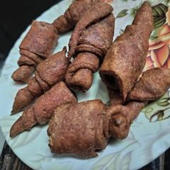 A picture of Beetroot mathri.